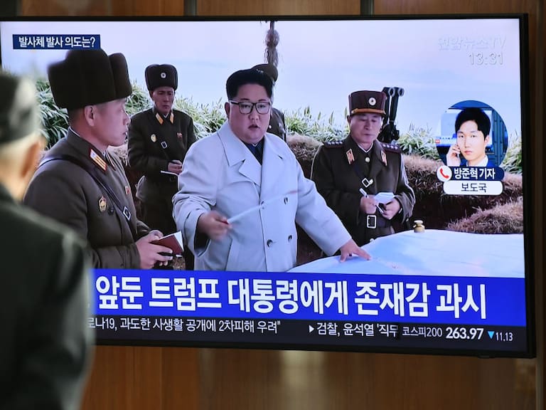 La televisión coreana informa de los ejercicios militares a cargo de Kim Jong Un