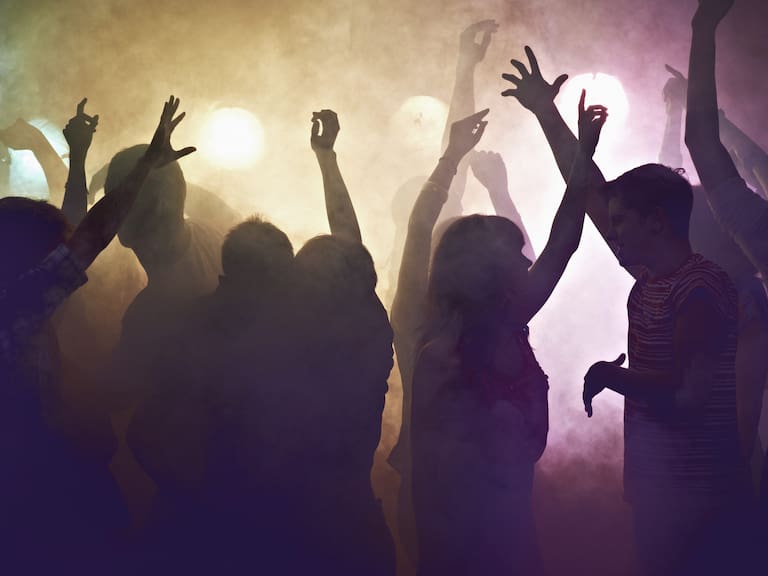Pubs de Inglaterra recibirán elevadas multas si encuentran a sus clientes bailando