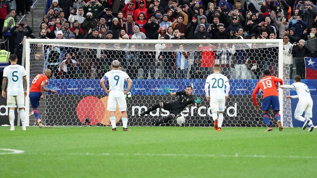 SAO PAULO, BRAZIL - JULY 06: Copa America international football, 3rd-4th playoff final, Argentina versus Chile; Arturo Vidal of Chile scores his goal from the penalty spot for 2-1during the Copa America Brazil 2019 Third Place match between Argentina and Chile at Arena Corinthians on July 06, 2019 in Sao Paulo, Brazil. (Photo by Koji Watanabe/Getty Images)