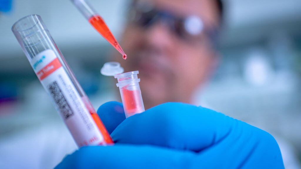 Trabajador de la empresa Qiagen realiza un test del Covid-19
