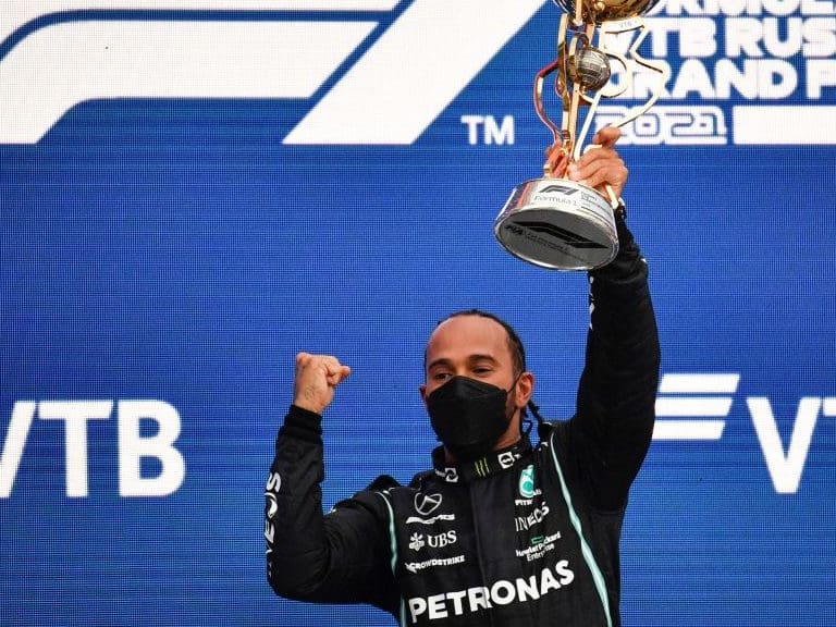 Lewis Hamilton se impuso en una loca carrera en Rusia y completó 100 carreras ganadas en la Fórmula 1