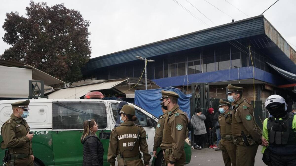 Operativo policial en barrio Meiggs: Carabineros realiza copamiento y retira toldos azules