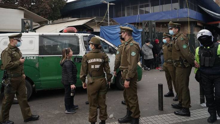 Operativo policial en barrio Meiggs: Carabineros realiza copamiento y retira toldos azules