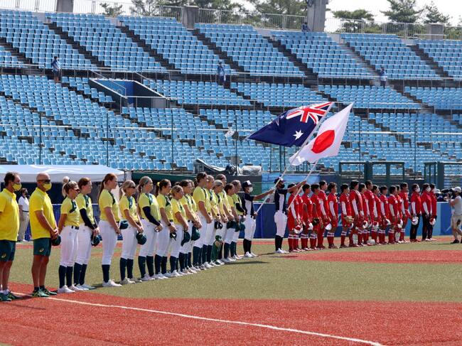 Las jugadoras de Australia y Japón escuchan sus himnos antes del juego