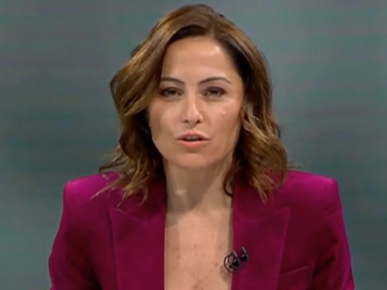 Constanza Santa María aclara pregunta a Jeannette Jara tras error en certificado sobre multas del TAG