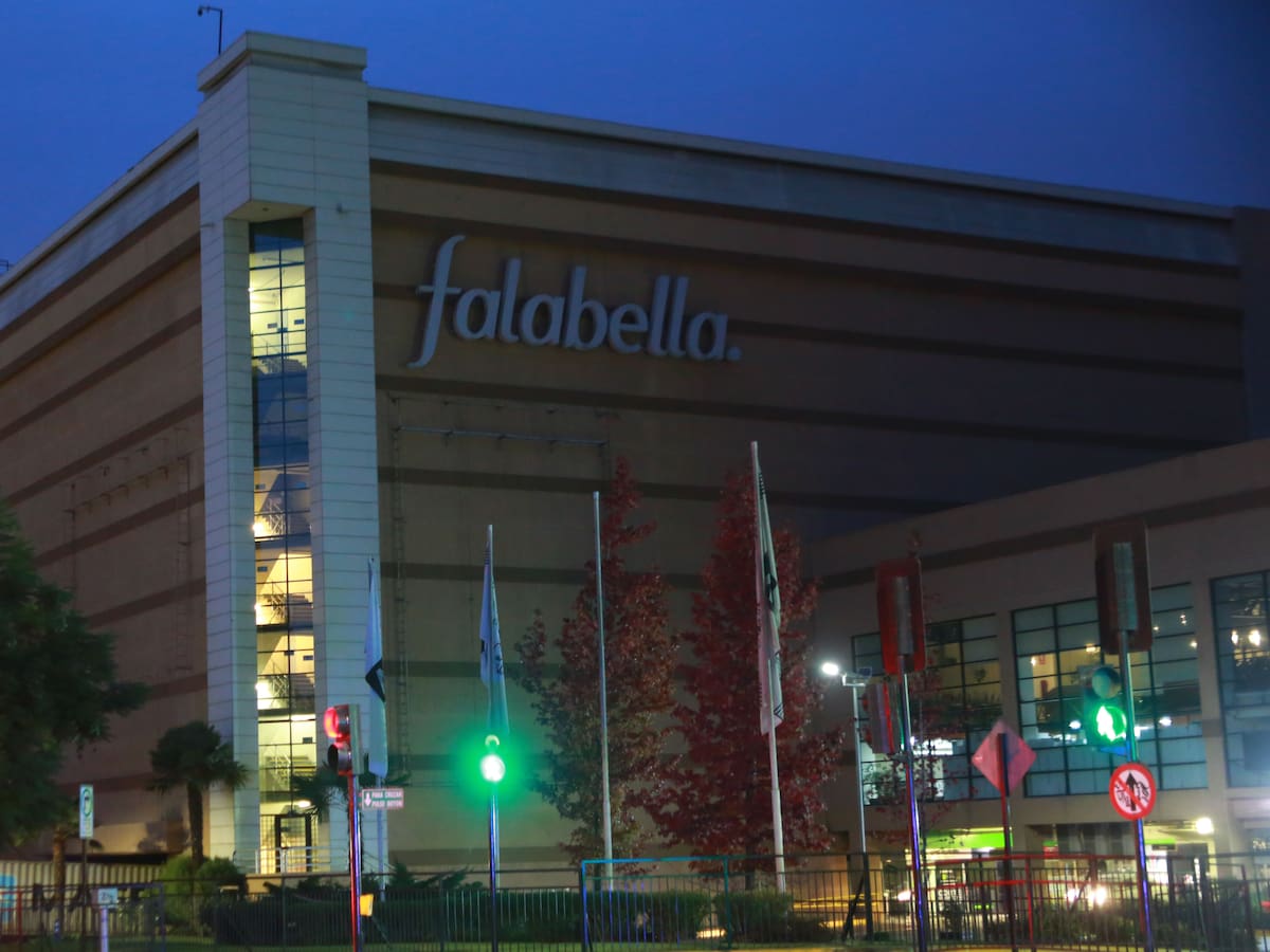 Falabella aclaró que trabajadores en Parque Arauco realizaban «labores de distribución logística»