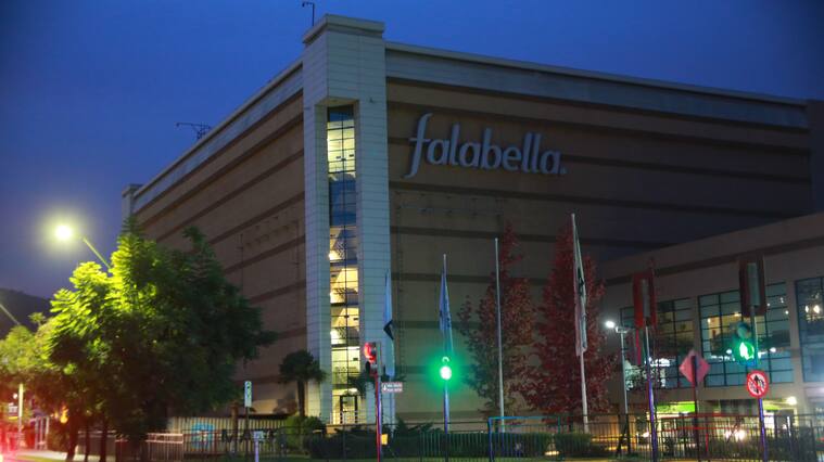 22 de Abril de 2020/SANTIAGO
Imágenes del mall Alto las condes, donde hoy el alcalde la comuna de Las Condes, anunció la apertura de un mall para la próxima semana, ya que estos se mantienen cerrados por cuarentena de COVID-19.
FOTO: JOSE FRANCISCO ZUÑIGA/AGENCIAUNO