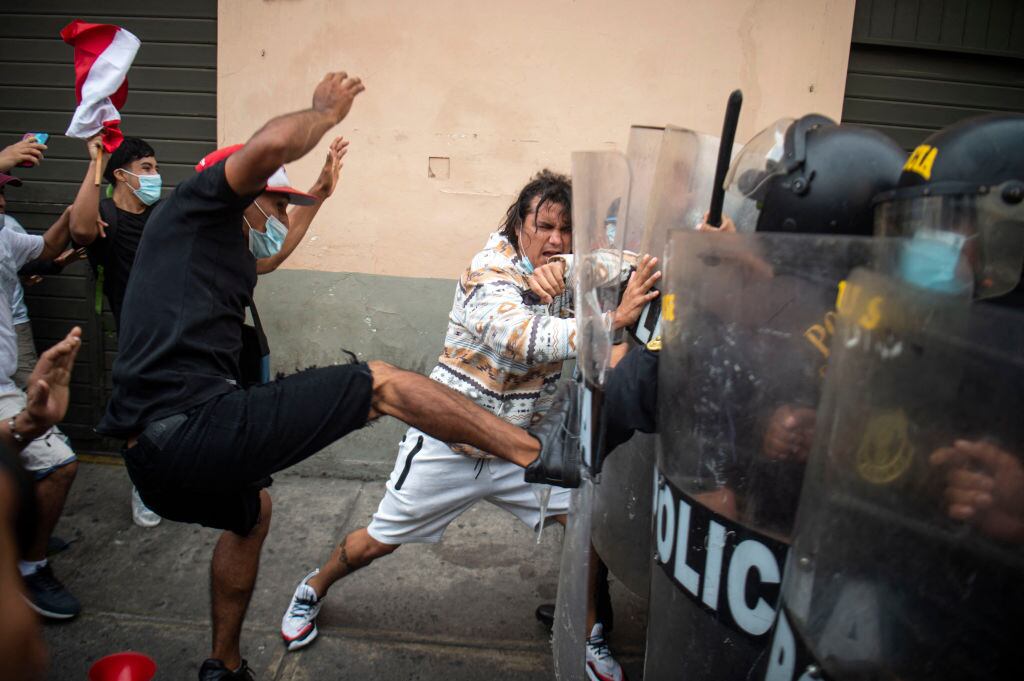 Manifestantes golpean a la policía en la ciudad de Lima