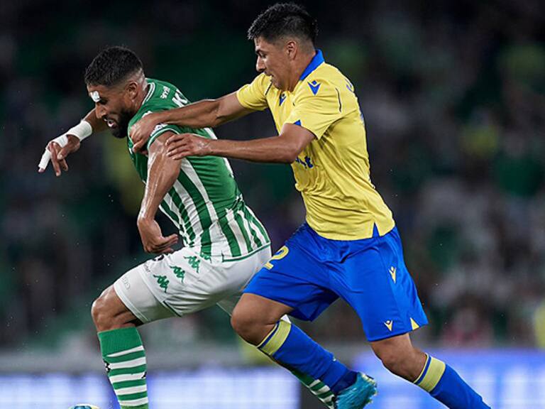 En España llenaron de elogios a Tomás Alarcón tras su gran partido ante el Betis: «Se echó el equipo a la espalda»