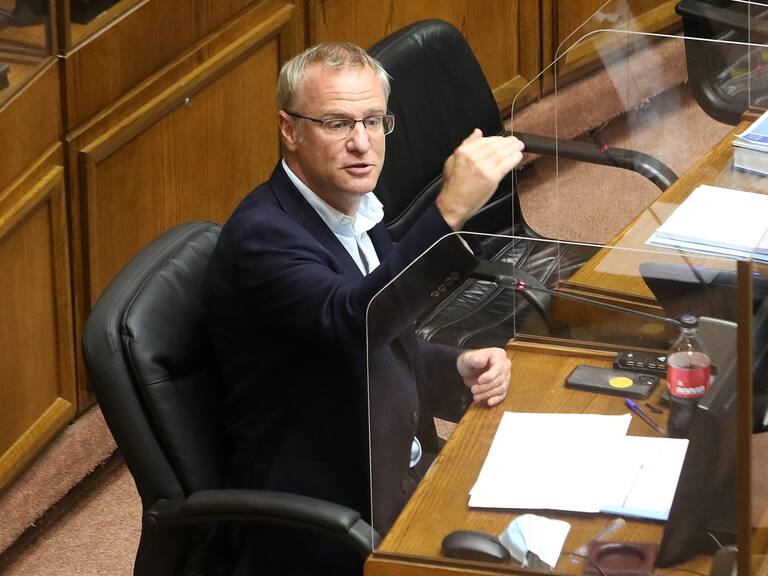 Felipe Kast desata polémica en redes: compartió noticia falsa con supuesto saludo de Maduro a la Convención