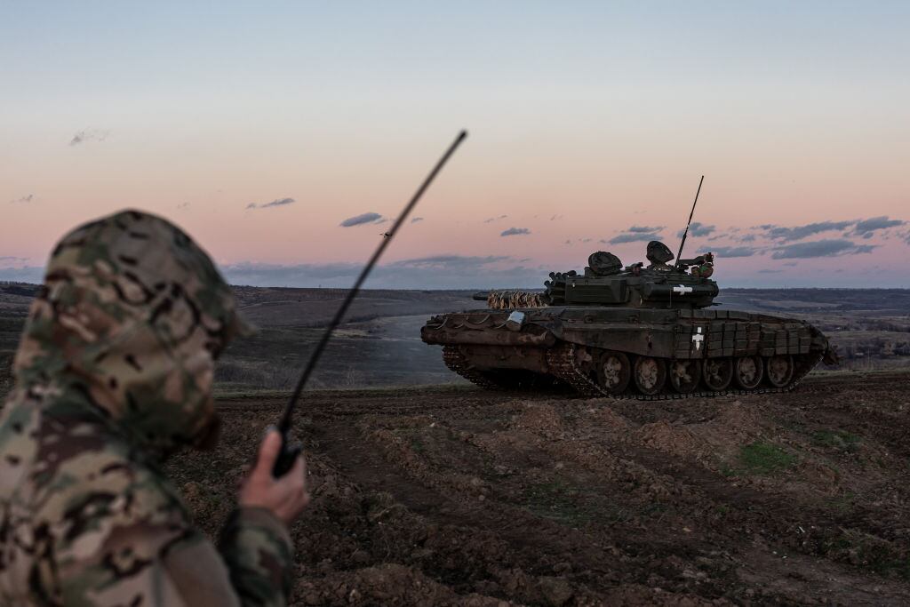 Soldados de Ucrania entrenan con un tanque en el oblast de Donetsk