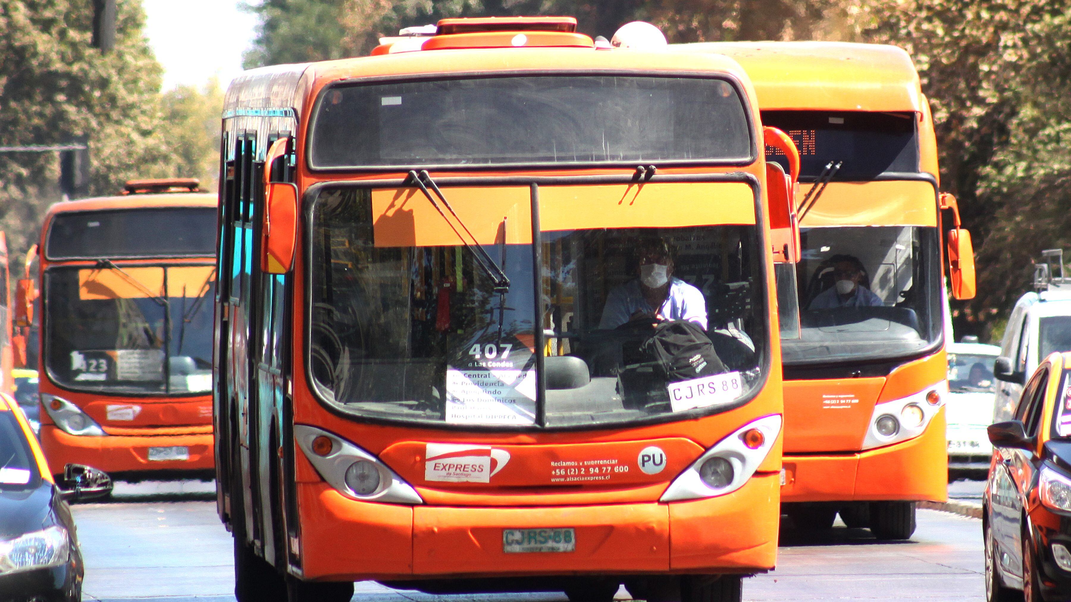 24 de Marzo 2020/ SANTIAGO
Conductores del trasporte público utilizan mascarillas por las cercanias del metro La Moneda, tras las medidas sanitarias que dicto el gobierno para prevenir la propagacion del Coronavirus, Santiago.
FOTO: AILEN DÍAZ/AGENCIAUNO