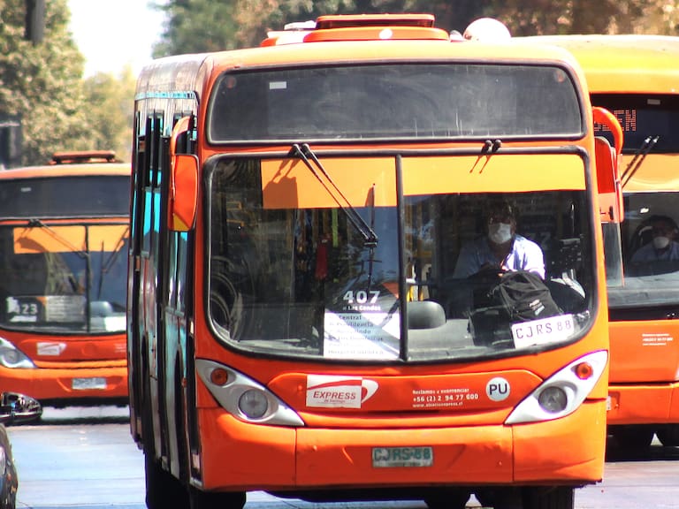 24 de Marzo 2020/ SANTIAGO
Conductores del trasporte público utilizan mascarillas por las cercanias del metro La Moneda, tras las medidas sanitarias que dicto el gobierno para prevenir la propagacion del Coronavirus, Santiago.

FOTO: AILEN DÍAZ/AGENCIAUNO