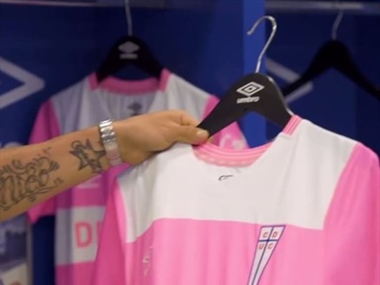 Jugadores de la UC presentaron nueva camiseta rosada por una buena causa