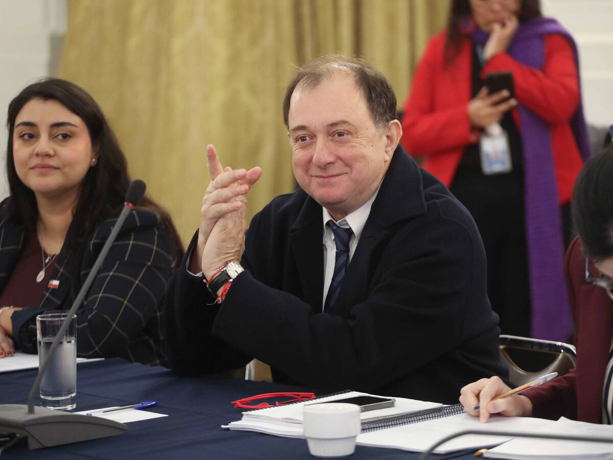 En plena comisión de la Cámara: Frente Amplio y PC respaldan al ministro Poduje tras choque con Hacienda por reconstrucción