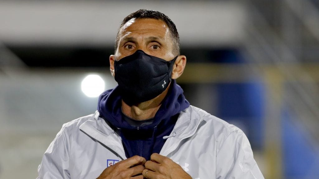16 de Abril del 2021/SANTIAGOEl Director Tecnico de Universidad Catolica Gustavo Poyet(c) ,durante el partido valido por la cuarta fecha del Campeonato Nacional AFP PlanVital 2021, entre Universidad Catolica vs Curico Unido, disputado en el Estadio San Carlos de Apoquindo.
FOTO:FRANCISCO LONGA/AGENCIAUNO
