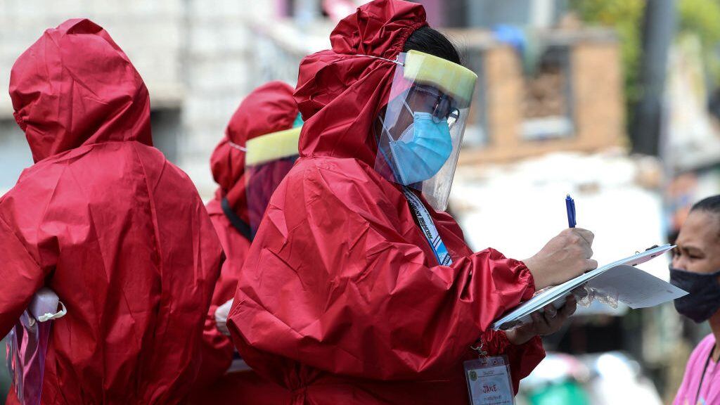 Trabajadores de la salud realizan test rápidos del Covid-19 en Manila