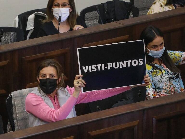 “Visti-puntos”: Marinovic muestra polémicos carteles en la Convención dedicados a «victimizaciones» de constituyentes
