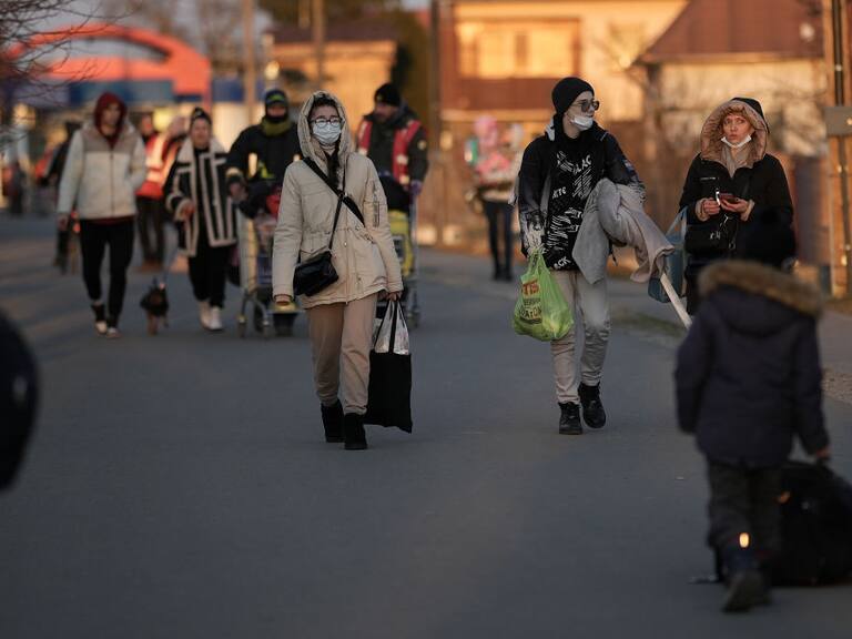 Habitantes de Ucrania caminan hacia la frontera de Eslovaquia