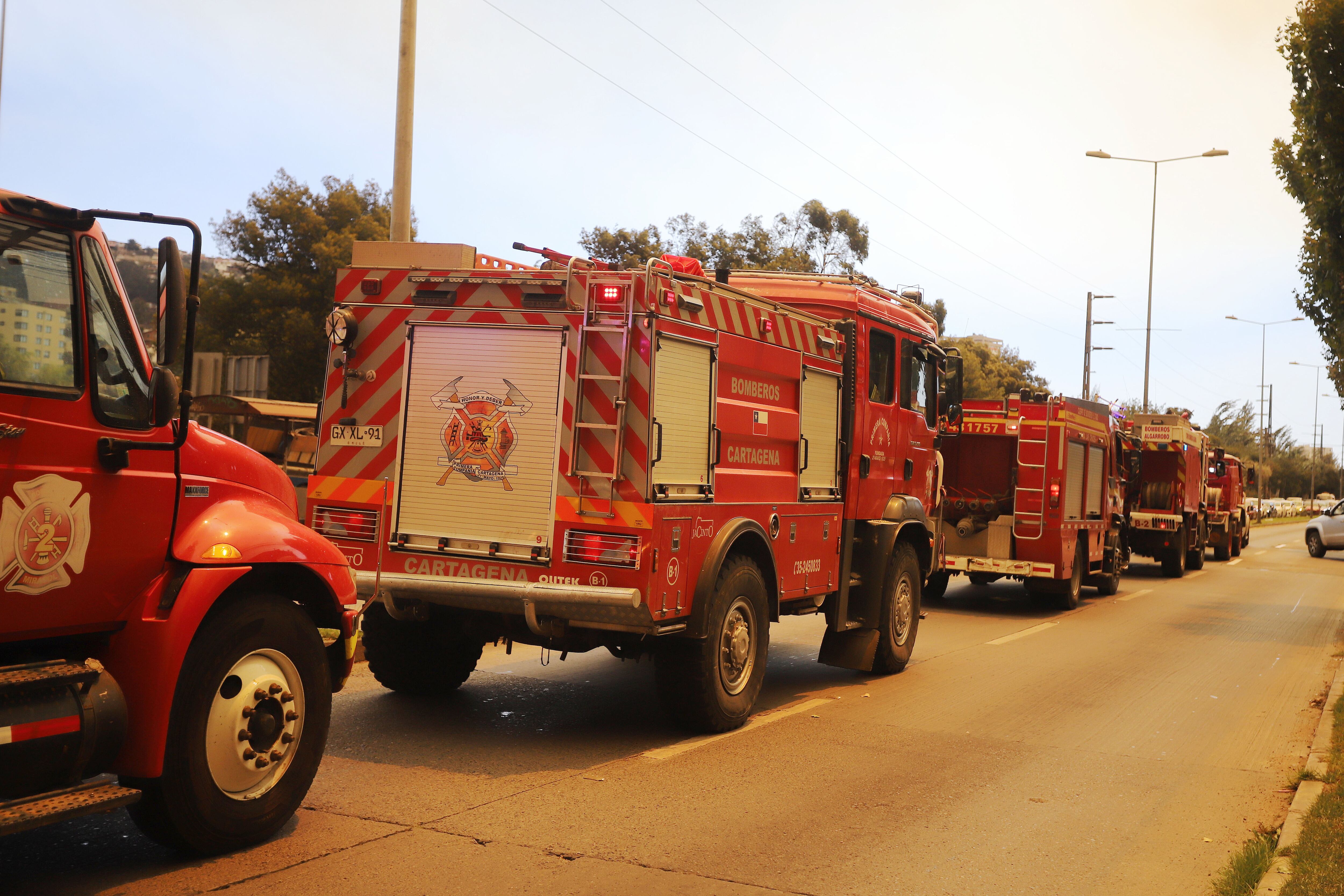 03 DE FEBRERO DE 2024/VIÑA DEL MAR
Cientos de personas evacuaron a adultos mayores, sus animales y pertenecias, luego de que el fuego amenazara el sector de Miraflores Bajo
FOTO: MANUEL LEMA OLGUIN/AGENCIAUNO
