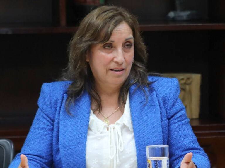 «Solicito una tregua para un gobierno de unidad nacional»: Dina Boluarte jura como la primera Presidenta de Perú