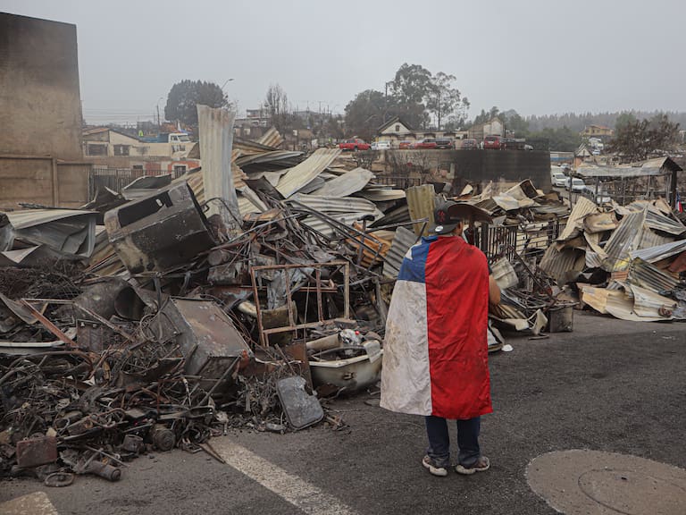 20 de enero de 2026/PUNTA DE PARRA
Un hombre es visto usando una bandera chilena en la localidad de Punta de Parra, la que fue devastada por los incendios forestales que se registraron el pasado fin de semana en el lugar.
FOTO: RODRIGO FUICA/AGENCIAUNO
