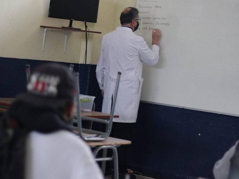27 de octubre de 2020/SANTIAGODesde el 20 de octubre el Liceo Industrial Víctor Bezanilla retormo sus clases presenciales con 90 alumnos de cuarto medio los cuales asisten de manera voluntaria. En la imagen un profesor escribe en una pizarra
FOTO: FRANCISCO CASTILLO/AGENCIAUNO