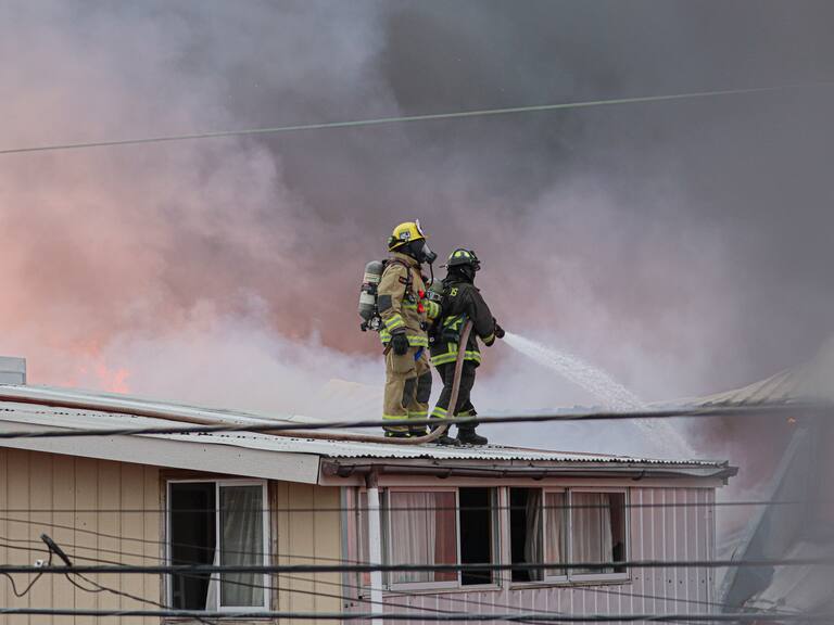 Bomberos acuden a rebrote de incendio en galpón que ayer afectó a 10 casas en Concepción