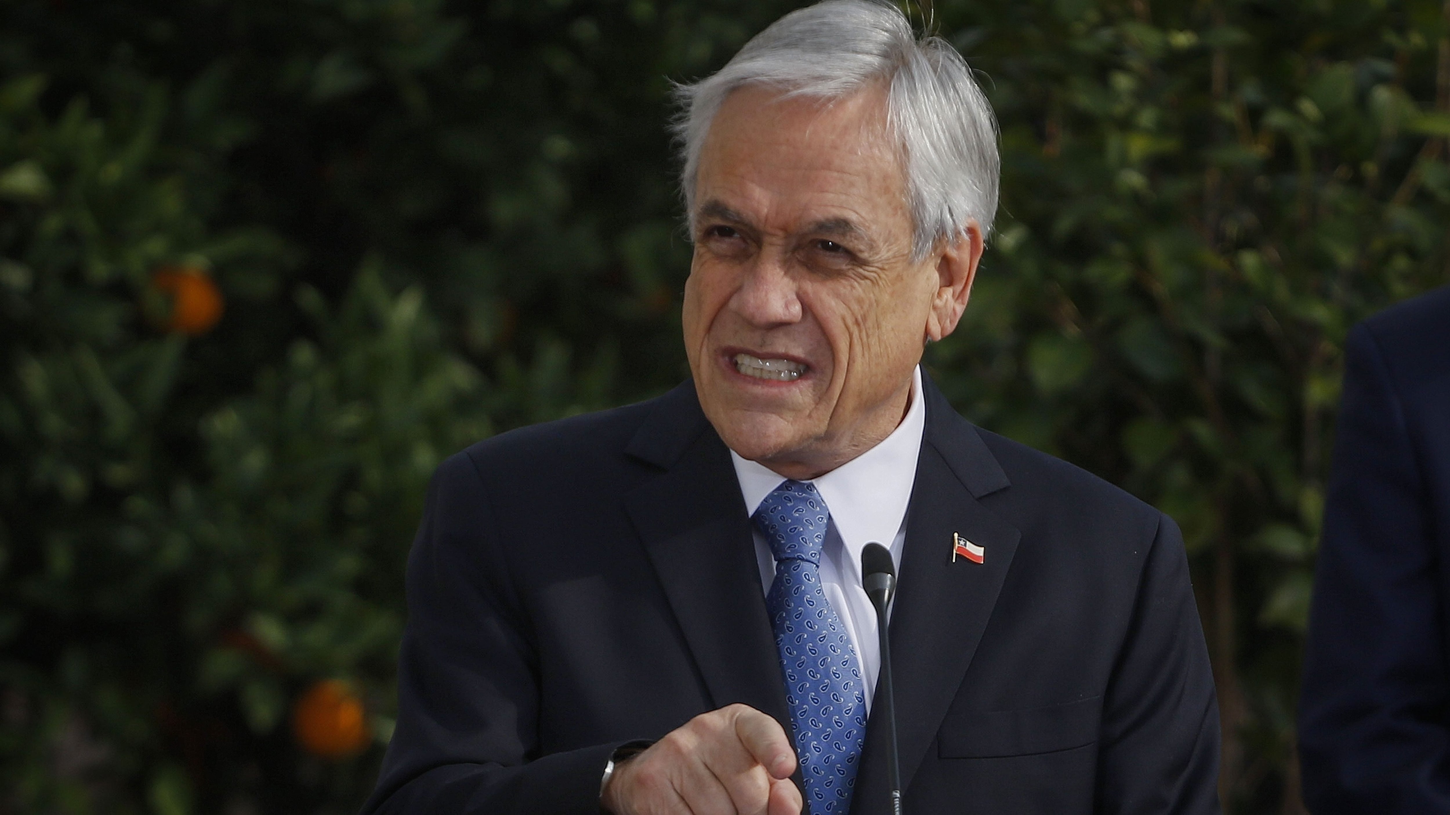 23 de julio del 2020/SANTIAGOEl Presidente de la República, Sebastián Piñera, realizan un punto de prensa en el Patio de Los Naranjos del Palacio de La Moneda, para promulgar la ley de Crianza Protegida, que beneficiará a más de 850 mil padres, madres y cuidadores de niños para que puedan quedarse en sus casas cuidándolos durante la pandemia. FOTO: SEBASTIAN BELTRAN GAETE/AGENCIAUNO