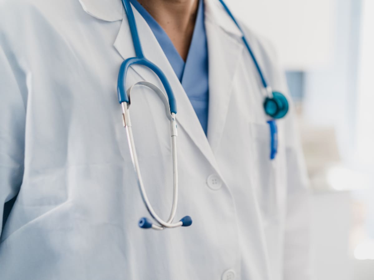 Hasta viajaron al extranjero: dos doctores pasaron con licencia médica el 90% del tiempo que debian trabajar devolviendo sus becas