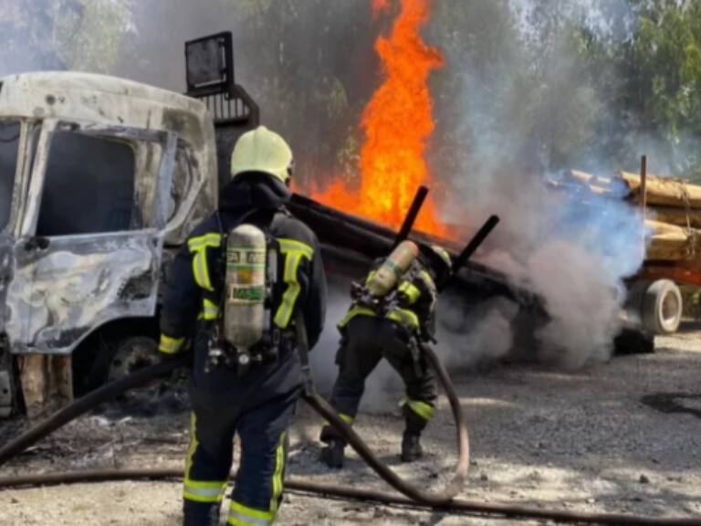 Ataque incendiario en Collipulli deja un camión quemado y dos con impacto de bala