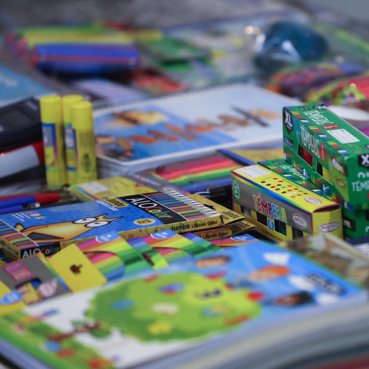 100 niños afectados por incendios en Penco reciben kits escolares para volver a clases
