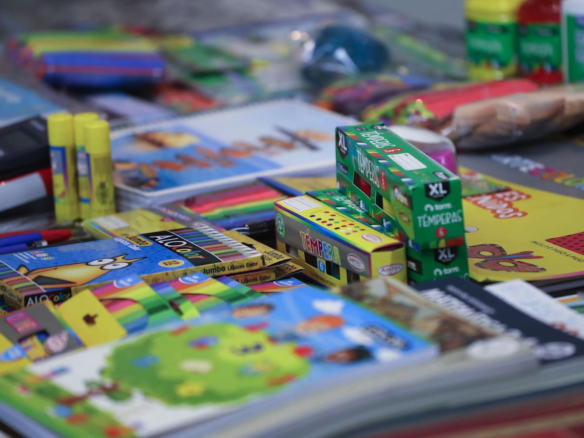 100 niños afectados por incendios en Penco reciben kits escolares para volver a clases