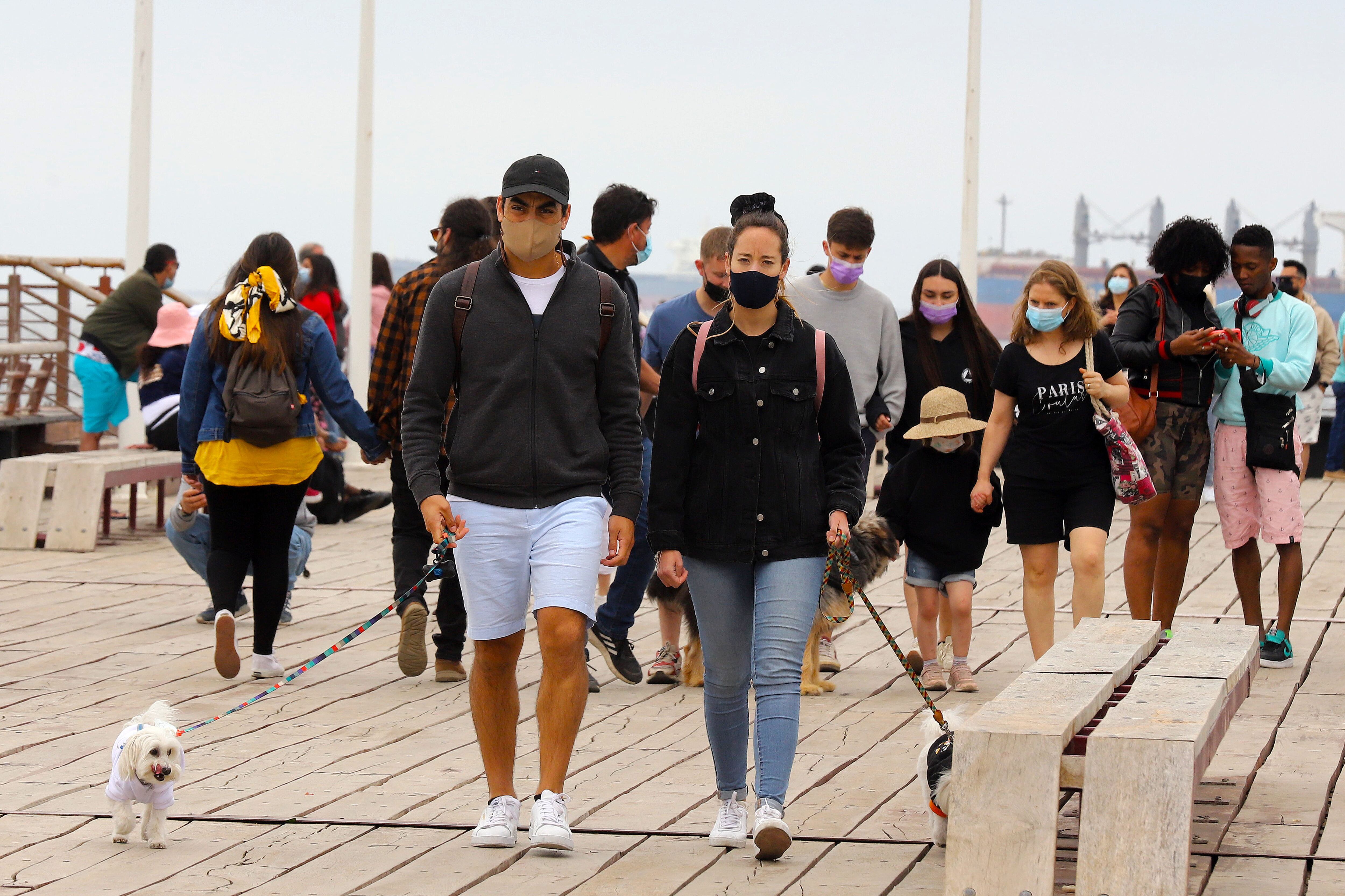 01 DE NOVIEMBRE DE 2021/VIÑA DEL MARTuristas y viñamarinos disfrutan del ultimo fin de semana largo del año, en el borde costero de la ciudad.
FOTO: MANUEL LEMA OLGUIN/AGENCIAUNO