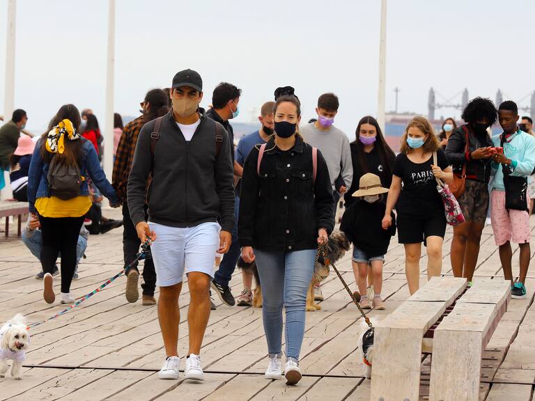 01 DE NOVIEMBRE DE 2021/VIÑA DEL MARTuristas y viñamarinos disfrutan del ultimo fin de semana largo del año, en el borde costero de la ciudad.
FOTO: MANUEL LEMA OLGUIN/AGENCIAUNO