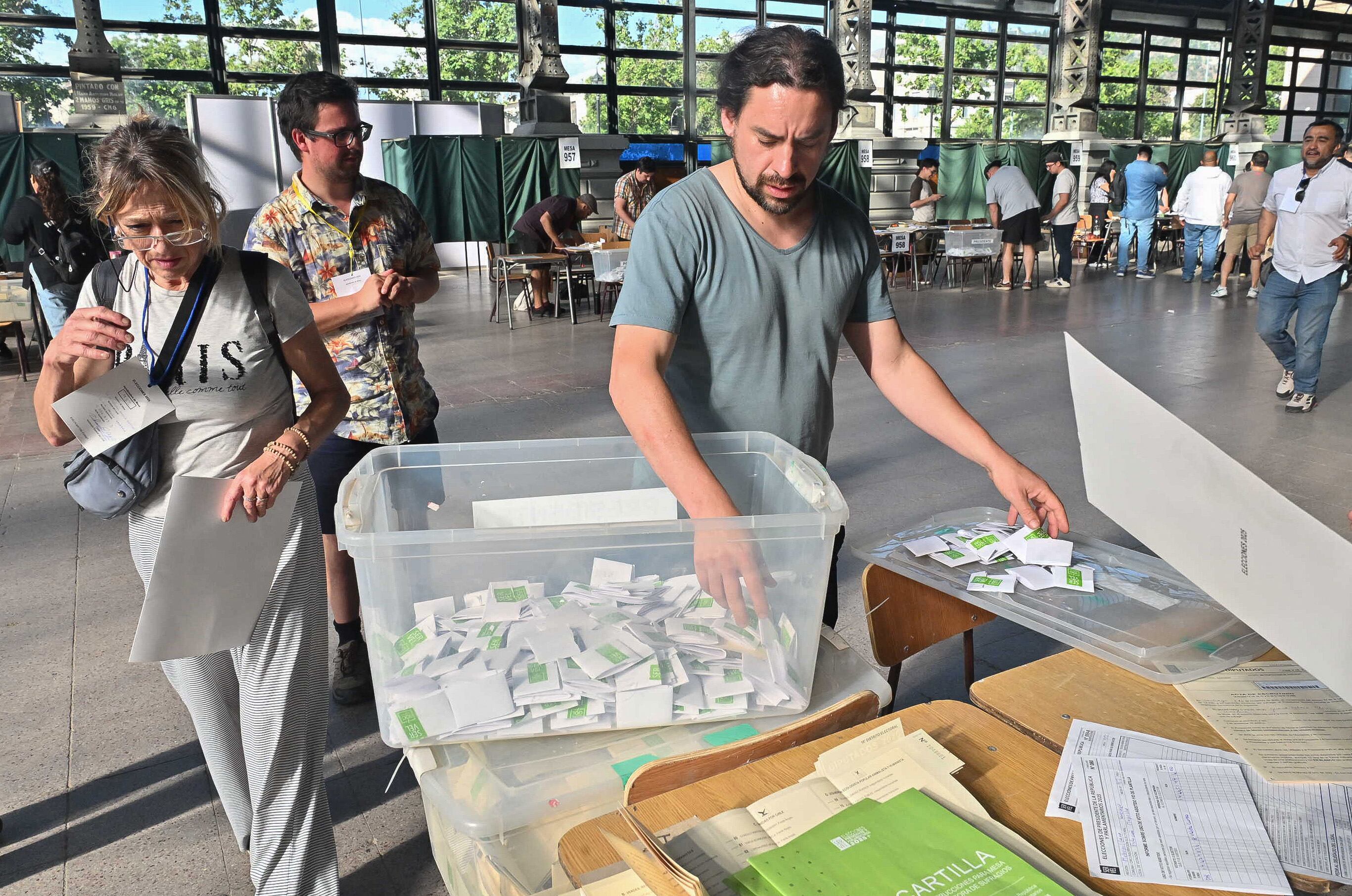 People count votes at a polling station to vote during the general election in Santiago on November 16, 2025. Chileans are voting in a presidential election shaped by rising concerns over violent crime, with candidates pledging tougher measures against transnational gangs and the far-right promising to carry out mass migrant deportations. (Photo by Victor RUIZ / AFP) (Photo by VICTOR RUIZ/AFP via Getty Images)