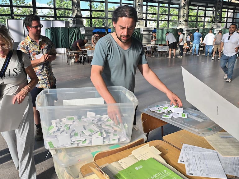 People count votes at a polling station to vote during the general election in Santiago on November 16, 2025. Chileans are voting in a presidential election shaped by rising concerns over violent crime, with candidates pledging tougher measures against transnational gangs and the far-right promising to carry out mass migrant deportations. (Photo by Victor RUIZ / AFP) (Photo by VICTOR RUIZ/AFP via Getty Images)