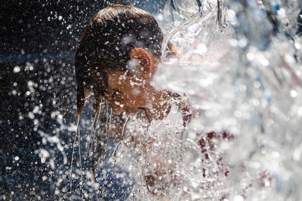 Un niño intenta enfrentar la ola de calor en un juego de agua en Canadá