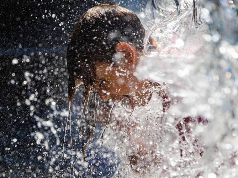Un niño intenta enfrentar la ola de calor en un juego de agua en Canadá