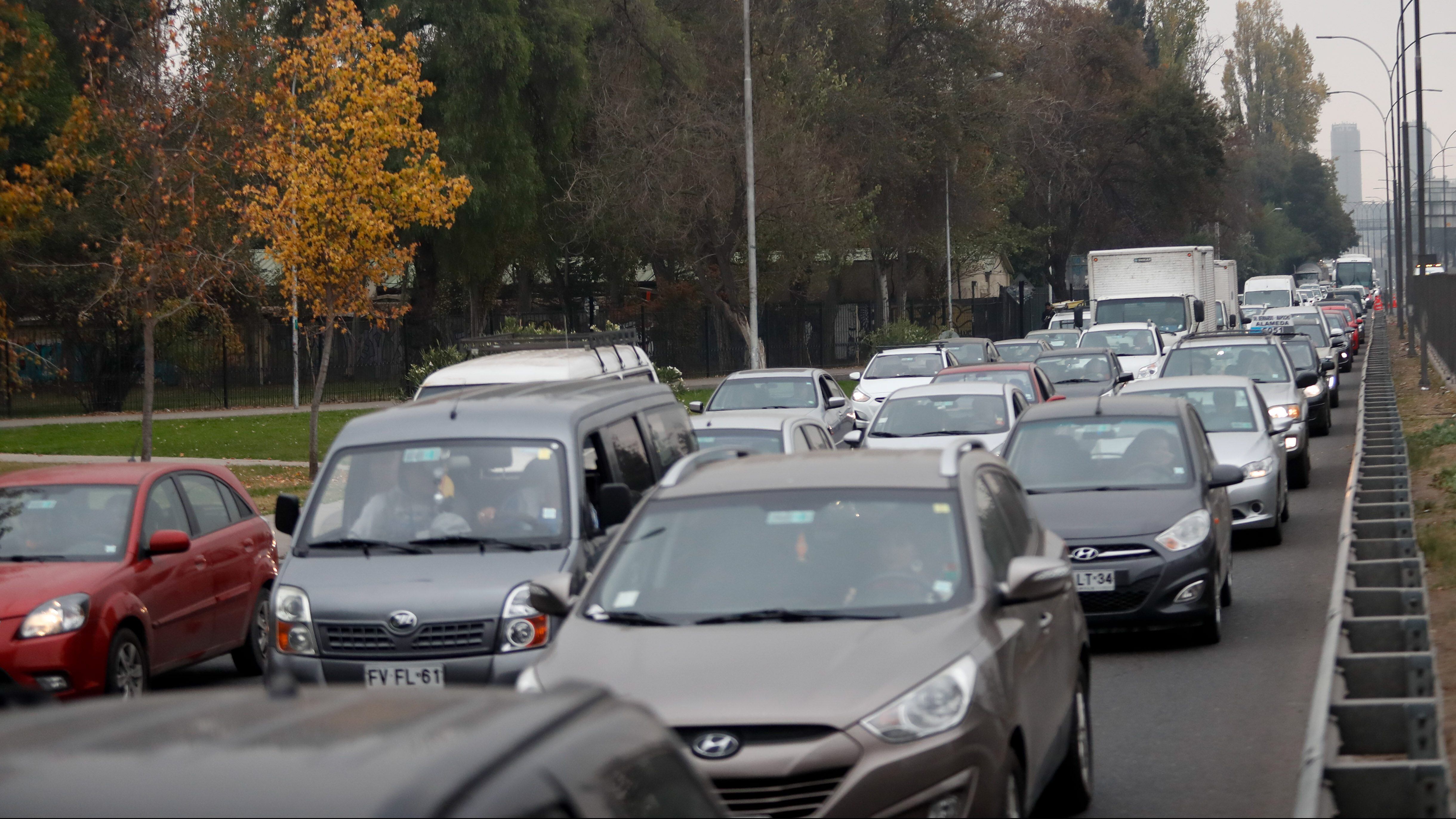 Choque múltiple en Autopista Central: camión se estrelló contra caletera
