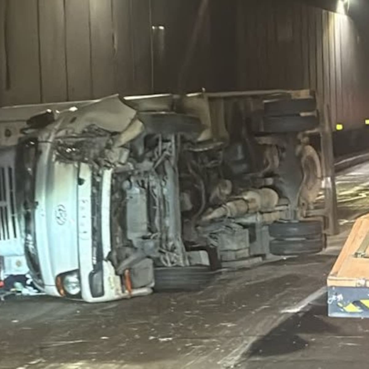 Camión volcó al interior del Túnel Lo Prado y generó congestión en la Ruta 68: accidente ya fue controlado