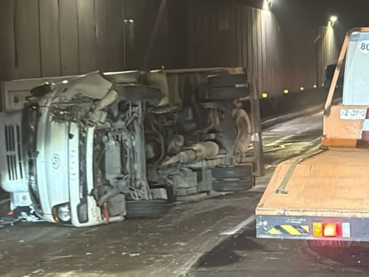 Camión volcó al interior del Túnel Lo Prado y generó congestión en la Ruta 68: accidente ya fue controlado