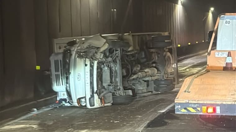 Camión volcó al interior del Túnel Lo Prado