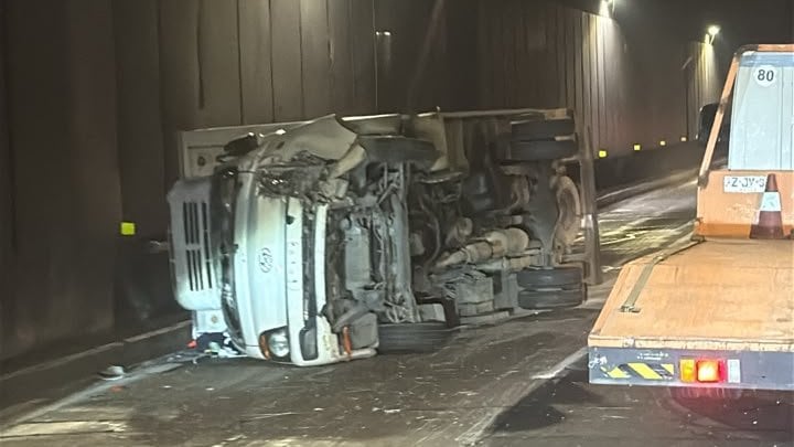 Camión volcó al interior del Túnel Lo Prado y generó congestión en la Ruta 68: accidente ya fue controlado