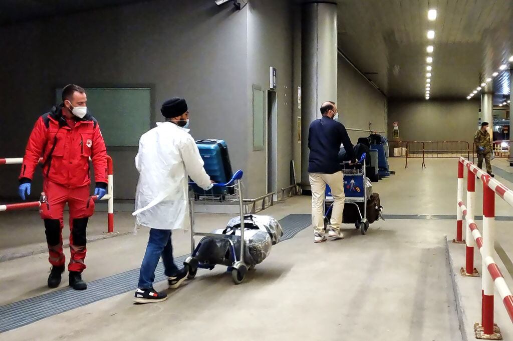 Viajeros arriban al aeropuerto de Roma
