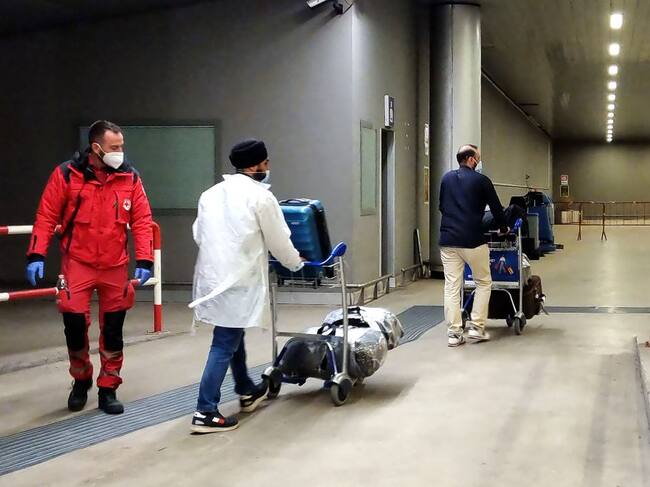 Viajeros arriban al aeropuerto de Roma