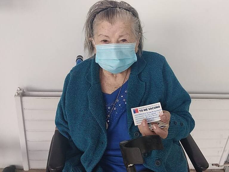 Carmela Duarte después de ser vacunada