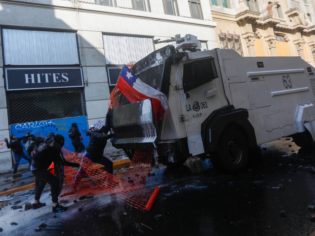 Balance de Carabineros por incidentes en Convención Constitucional: 20 detenidos y 30 efectivos policiales heridos
