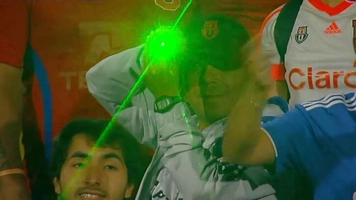 La U pide que el "hincha del láser" no entre más a un estadio: "Evaluaremos acciones legales en su contra"