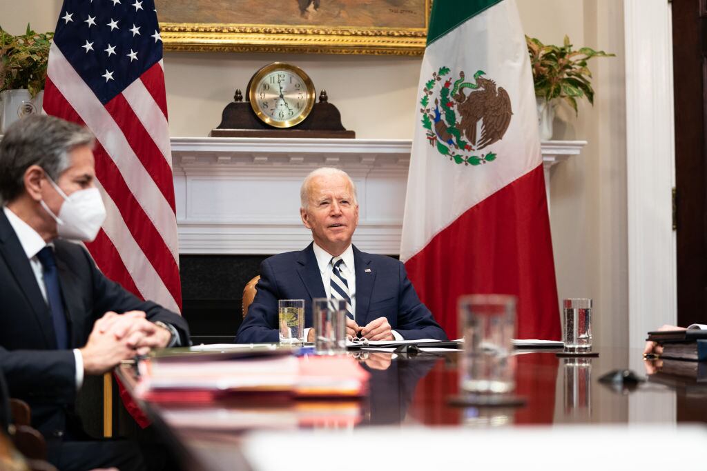 Joe Biden atiende a Andrés Manuel López Obrador desde la Casa Blanca